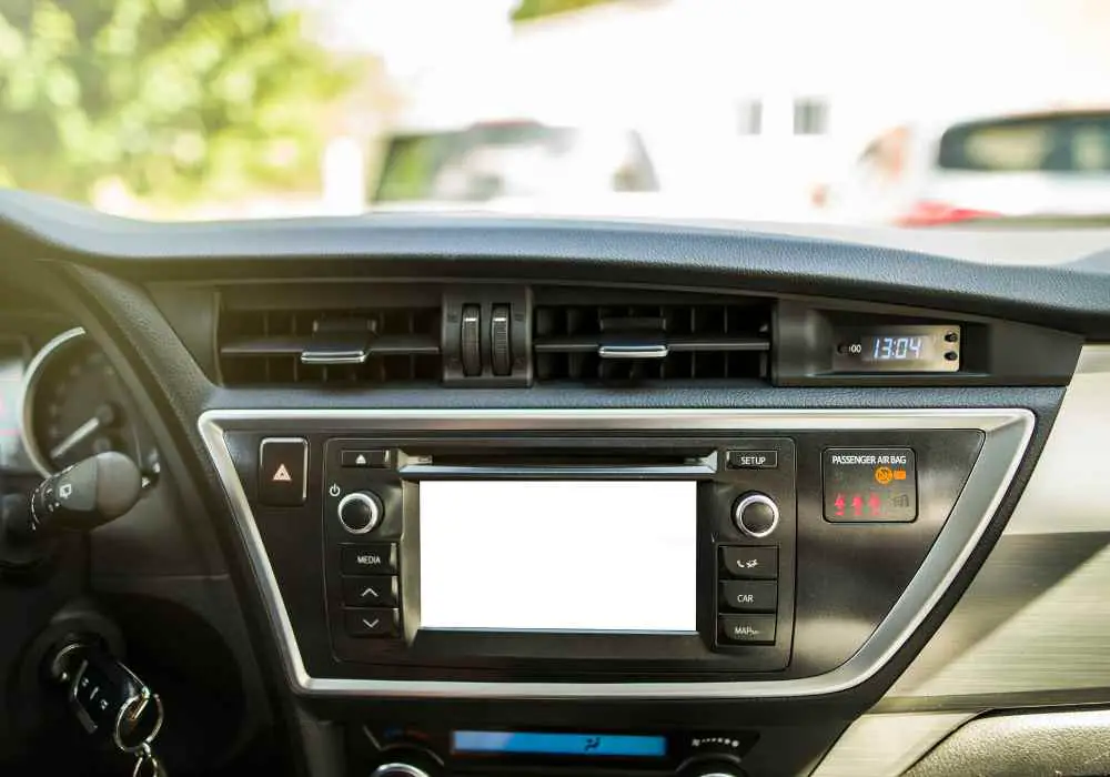 car radio turns off after few seconds